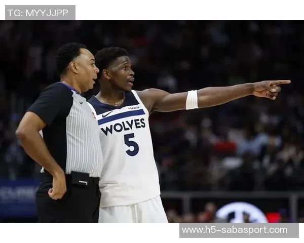 爱德华兹上半场表现低迷仅得6分遭对手严防三分球全失无缘得分爆发 爱德华兹上半场表现低迷仅得6分遭对手严防三分球全失无缘得分爆发