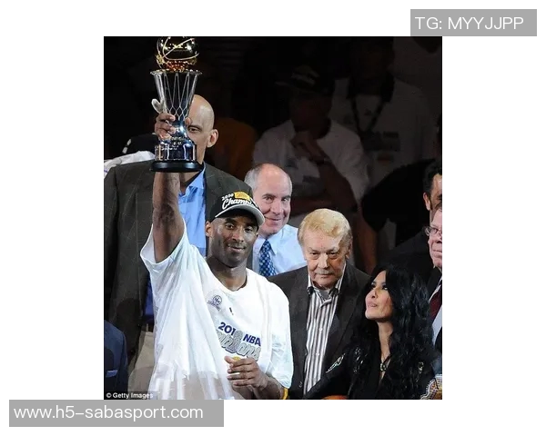 科比大女儿时尚风采闪耀奢侈品牌秀场成为瞩目焦点