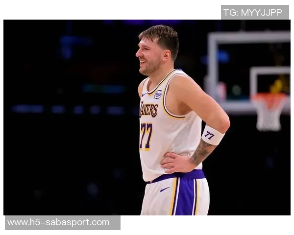 东契奇上半场狂砍32分詹姆斯无奈在替补席打哈欠观战